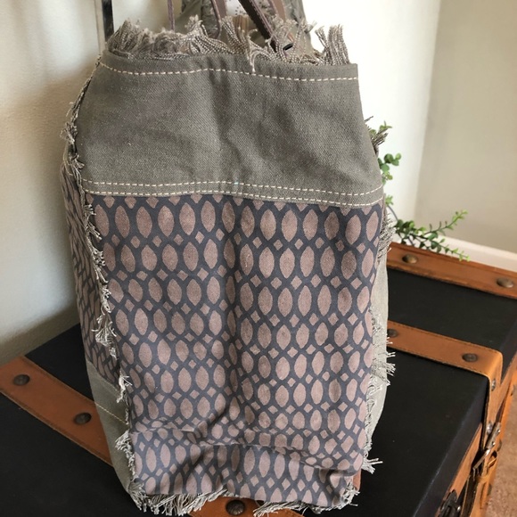 Honey Bee Print Weekender Large Tote Bag C-2421 - Picture 7 of 7